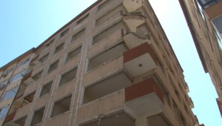 Zelzele nedeniyle Bahçelievler’de balkon çöktü: 1 yaralı