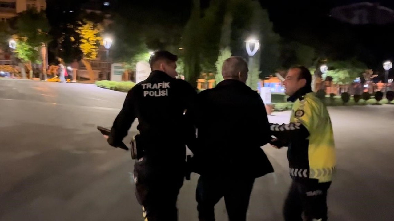 Alkollü şoför aracı bırakıp kaçtı! Yakalanınca polise sigara ikram etmeye kalktı