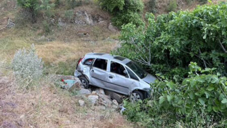 Araba şarampole düştü: 4 yaralı
