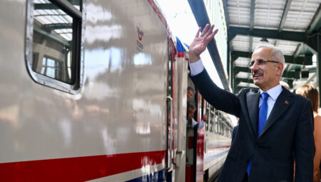 Bakan Uraloğlu duyurdu: Dünyaca ünlü iki turistik tren İstanbul’a geliyor