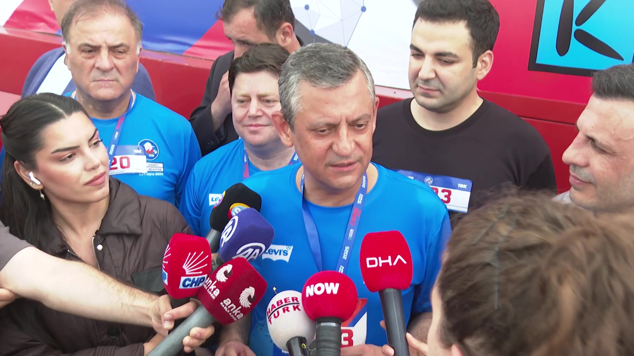 CHP Lideri Özgür Özel, Kadıköy’de 10 kilometre parkurunda koştu!