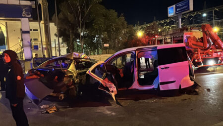 Gaziantep’te araba ile hafif ticari araç baş başa çarpıştı: 5 kişi öldü