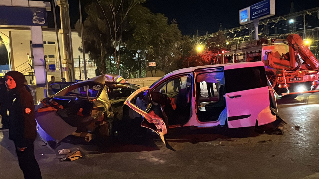Gaziantep’te araba ile hafif ticari araç baş başa çarpıştı: 5 kişi öldü