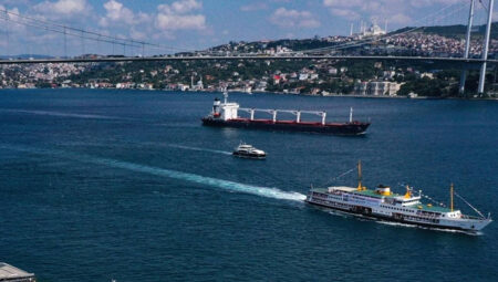 İstanbul Boğazı’nda gemi trafiği çift taraflı askıya alındı