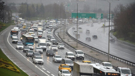 İstanbul’da yağışın da tesiriyle trafik yoğunluğu yüzde 74’e çıktı