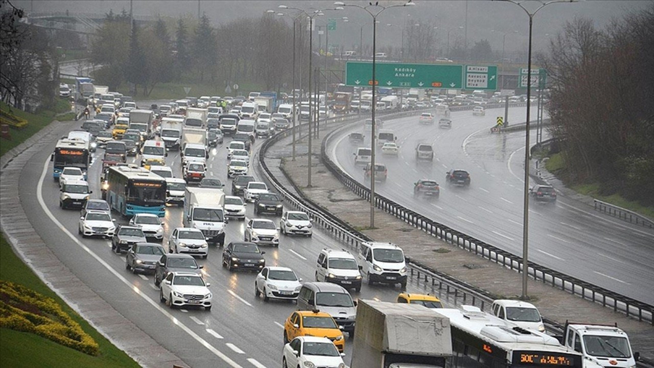 İstanbul’da yağışın da tesiriyle trafik yoğunluğu yüzde 74’e çıktı