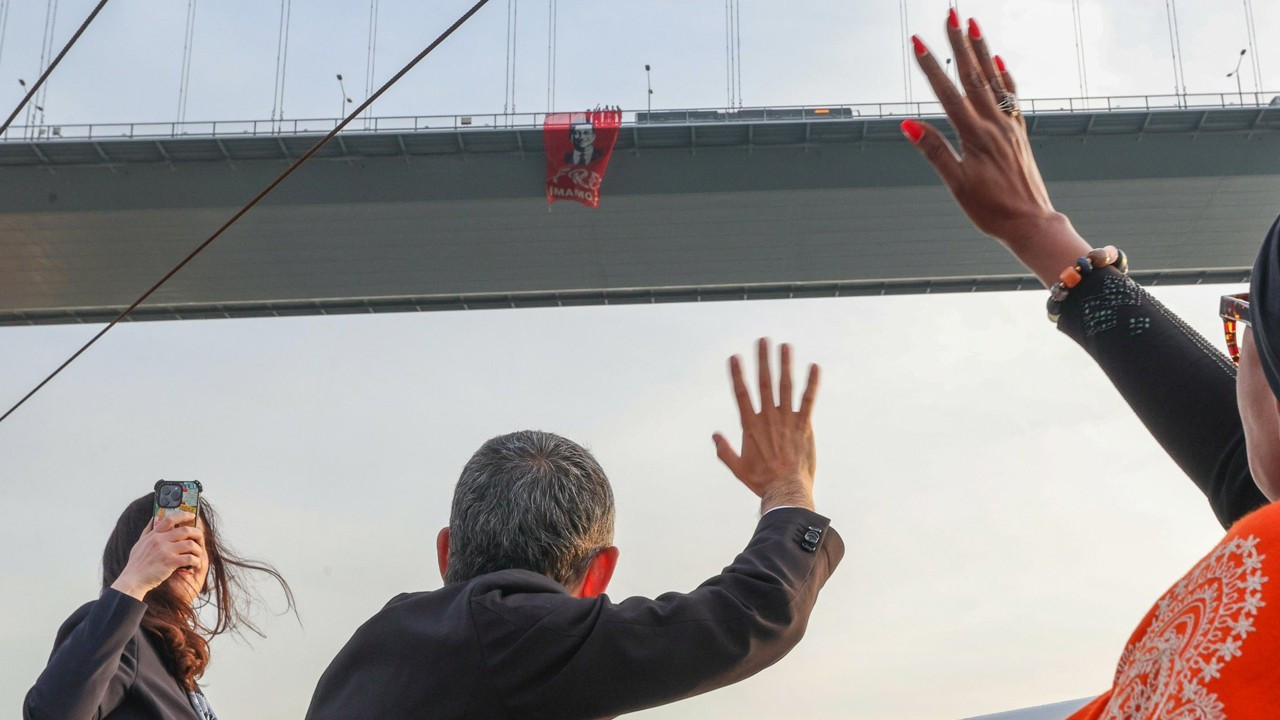 Köprü’de İmamoğlu eylemi! Özgür Özel: Bu daha başlangıç, çabaya devam!