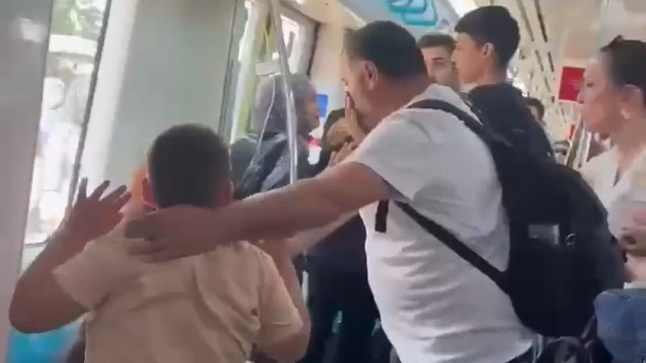 Marmaray’da çocuklarının yanında babaya saldırmışlardı: Biri adliyeye sevk edildi, oburu özgür bırakıldı