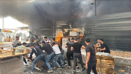 Mersin’de fabrikada korkutan yangın: Patlamalar oldu, yol ulaşıma kapatıldı