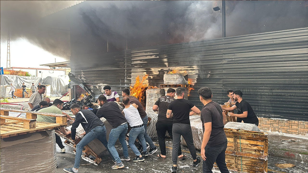 Mersin’de fabrikada korkutan yangın: Patlamalar oldu, yol ulaşıma kapatıldı