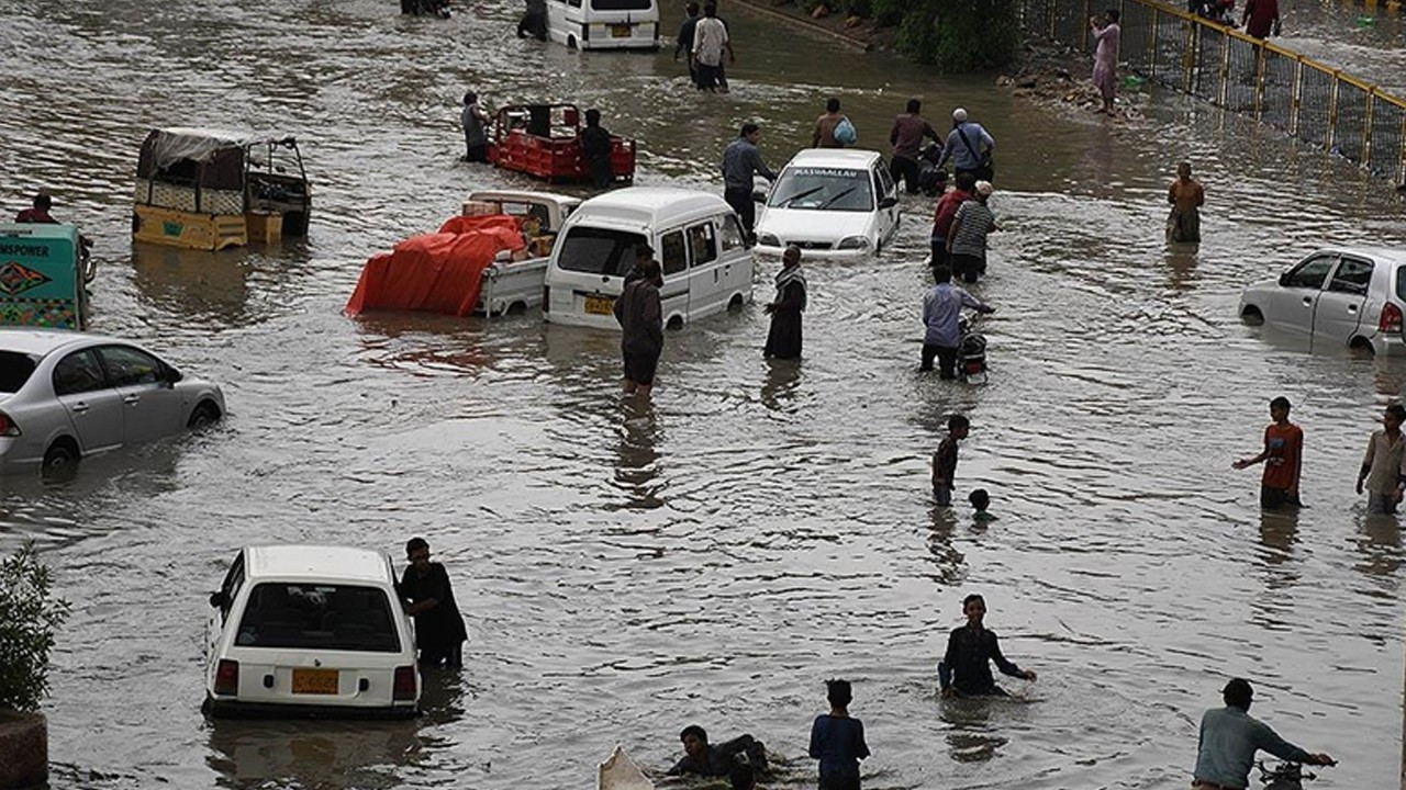 Pakistan’da şiddetli fırtına: 10 meyyit