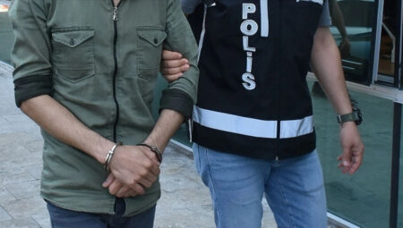 Polise bıçakla saldırdı, ayağından vurularak durduruldu