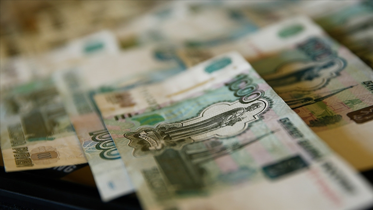 Ruble güç kazanıyor: Dolar paritesi 78’in altına geriledi