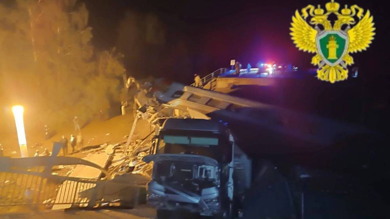 Rusya’da köprü yolcu treninin üzerine çöktü: 7 meyyit, 66 yaralı