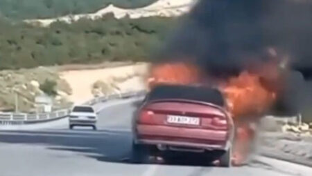 Seyir halindeki araba alev alev yandı