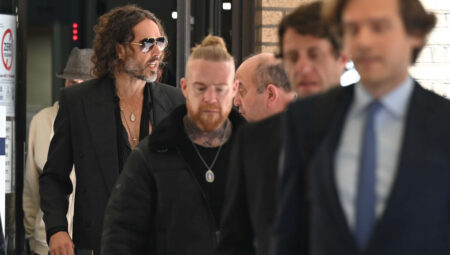 Ünlü komedyen Russell Brand, tecavüz ve akın suçlamalarıyla hakim karşısında
