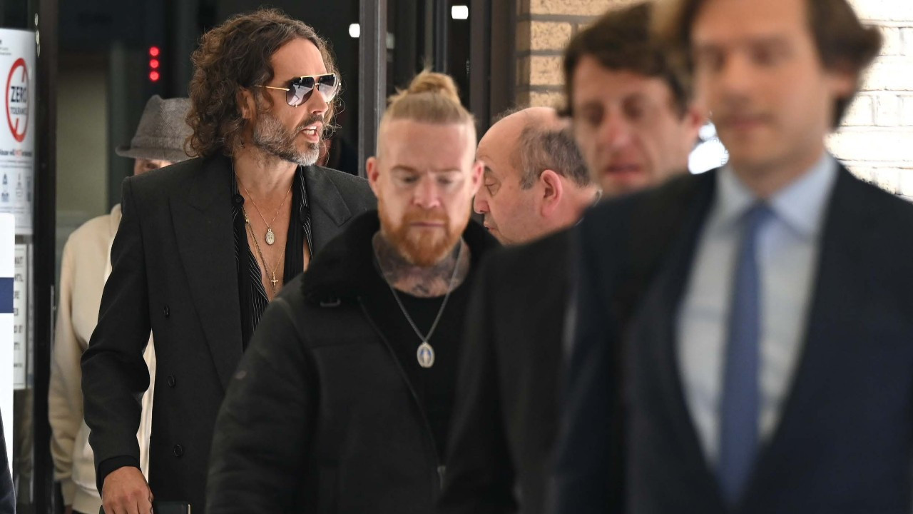 Ünlü komedyen Russell Brand, tecavüz ve akın suçlamalarıyla hakim karşısında