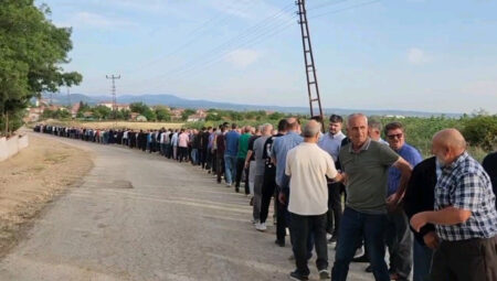 90 yıllık gelenek bu bayram da devam etti! 10 bin kişi birebir anda bayramlaştı