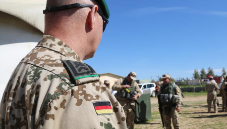 Almanların çoğunluğu yüksek savunma harcamalarından ve mecburî askerlikten yana