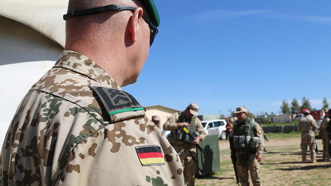 Almanların çoğunluğu yüksek savunma harcamalarından ve mecburî askerlikten yana