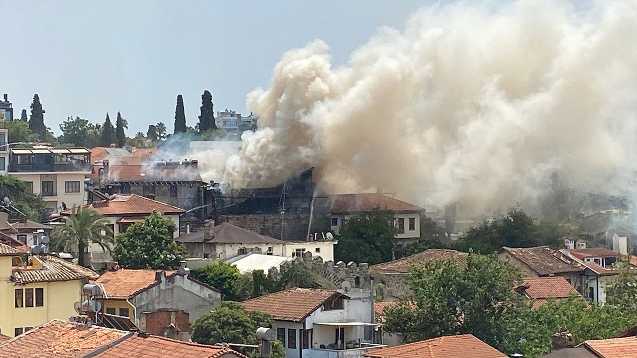 Antalya Kaleiçi’nde otel yangını: Müdahale sürüyor