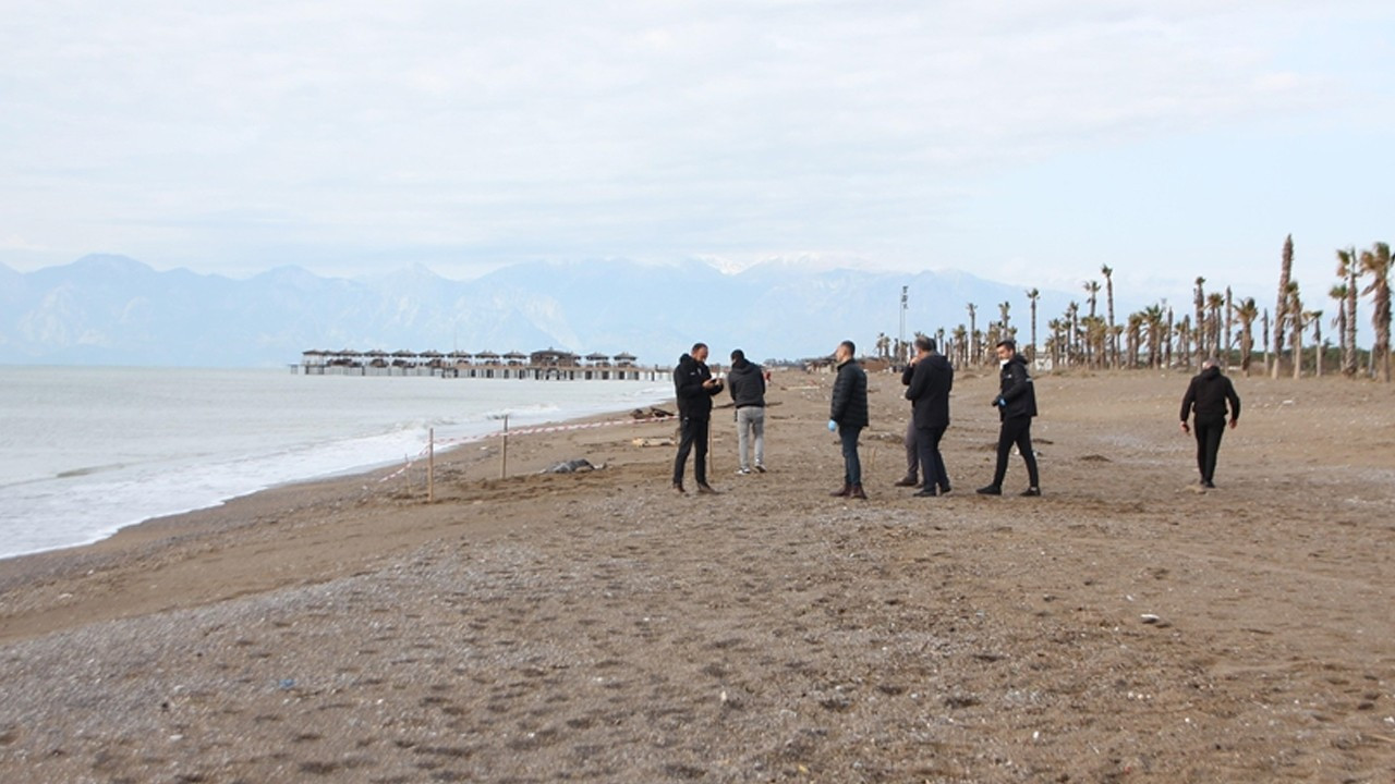 Antalya’da denizde erkek cesedi bulundu