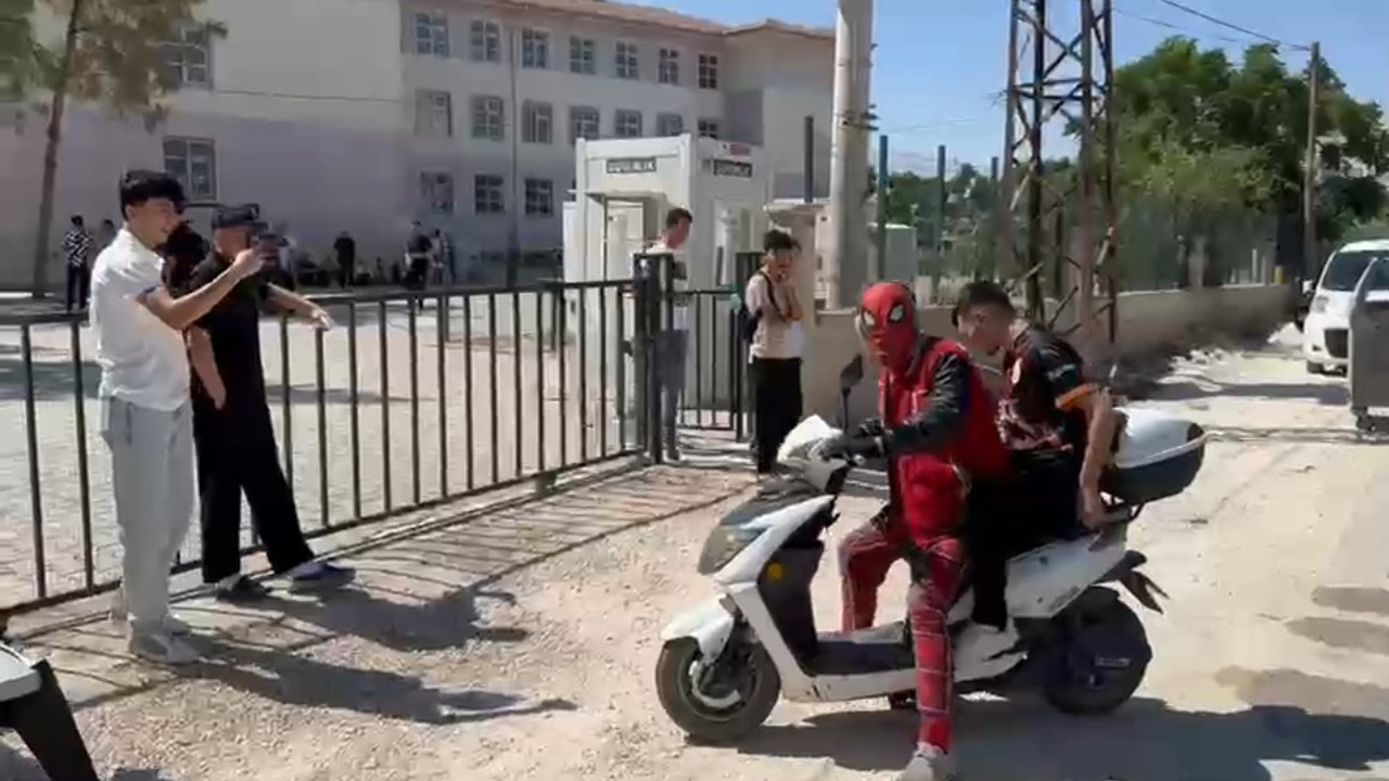 AYT oturumuna geç kaldı, imdadına Örümcek Adam yetişti