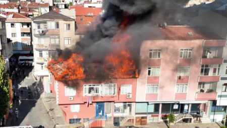 Bağcılar’da müthiş yangın! Alevler yan binaya sıçradı