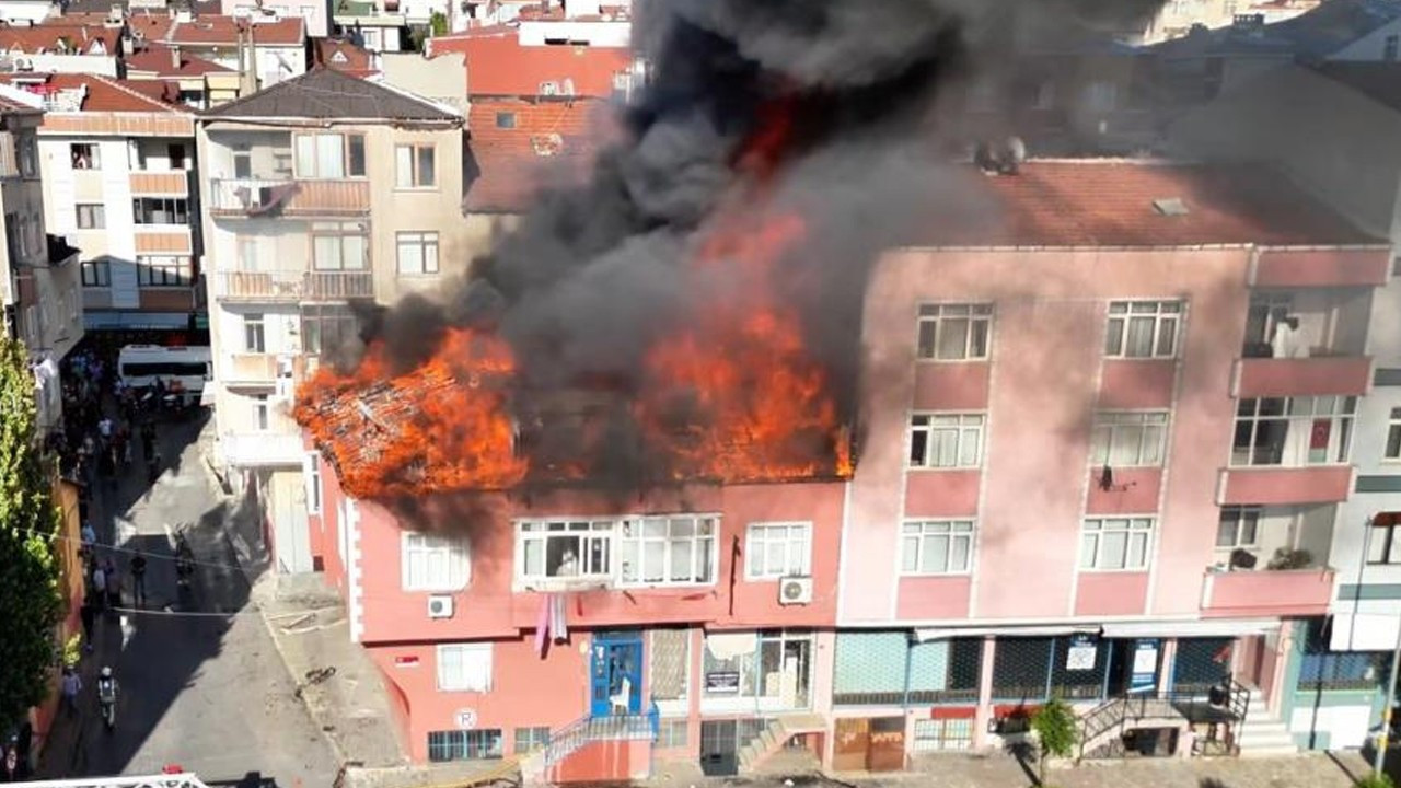 Bağcılar’da müthiş yangın! Alevler yan binaya sıçradı