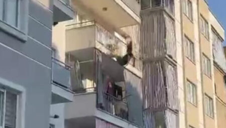 Balkona çıkıp kendini boşluğa bırakan bayan ağır yaralandı