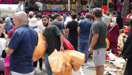 Başakşehir’de açılış kampanyası izdihama neden oldu: Kötüleşenler hastaneye kaldırıldı, mağaza erken kapandı
