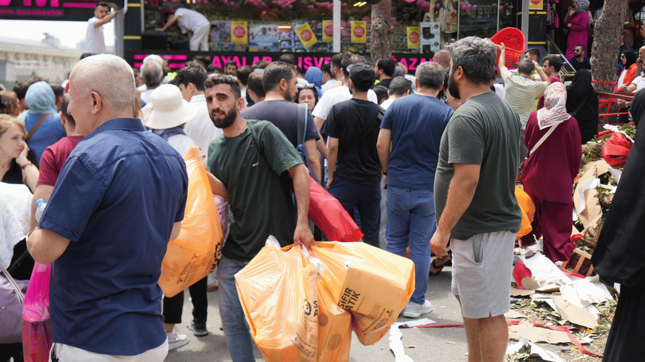 Başakşehir’de açılış kampanyası izdihama neden oldu: Kötüleşenler hastaneye kaldırıldı, mağaza erken kapandı