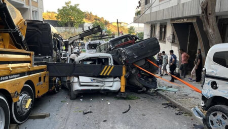 Başakşehir’de denetimden çıkan vinç 23 araca hasar verdi