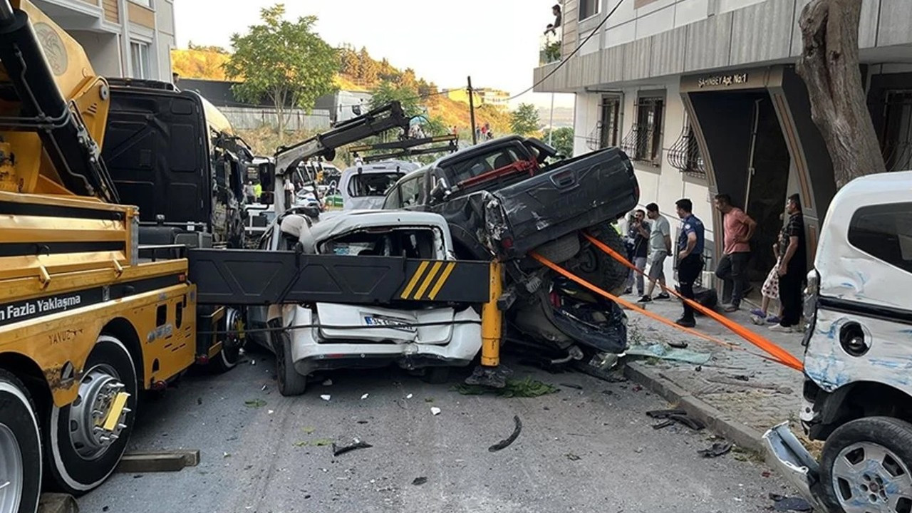 Başakşehir’de denetimden çıkan vinç 23 araca hasar verdi
