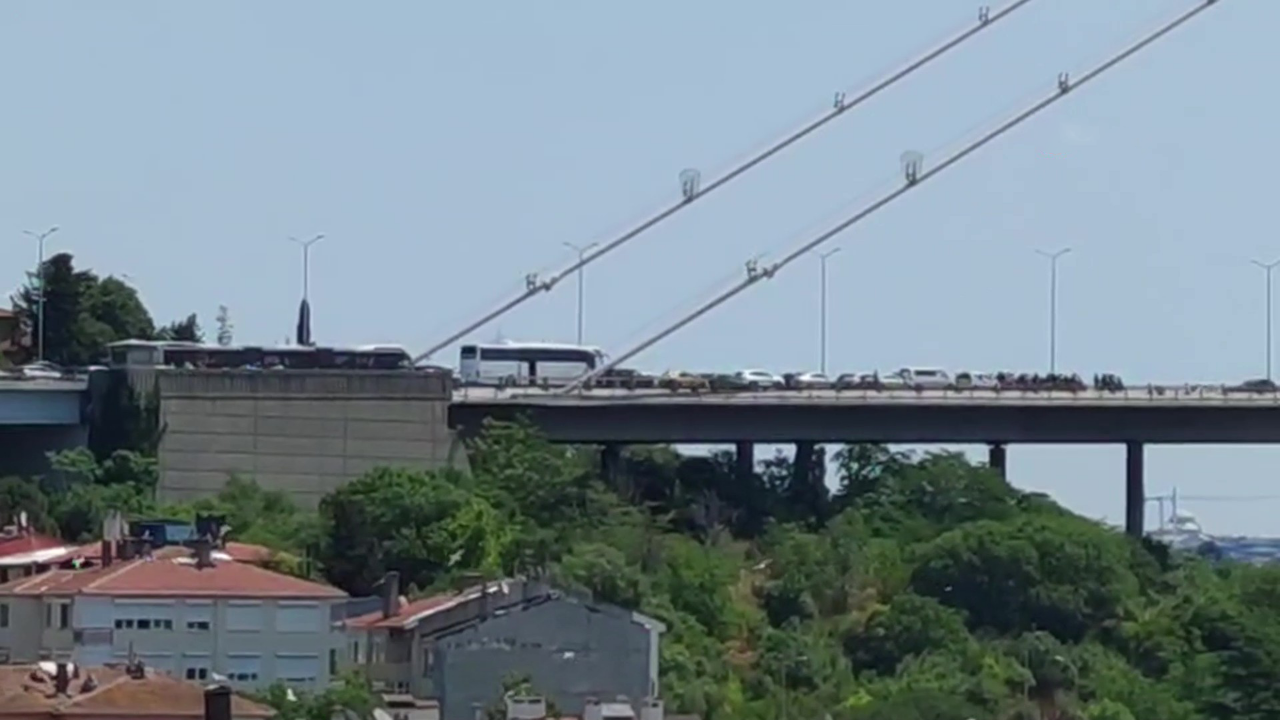 Bir kişi 15 Temmuz Şehitleri Köprüsü’ne çıktı! Trafik yoğunluğu oluştu