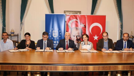 Bursa Büyükşehir Belediyesi’nde toplu kontrat için imzalar atıldı
