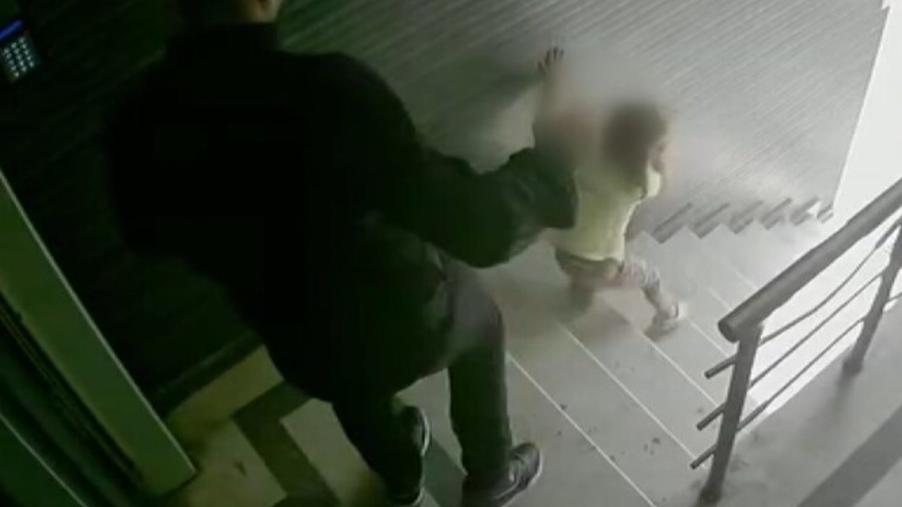 Cani baba çocuğunu tekmeyle merdivenden yuvarlamıştı… Bakanlık harekete geçti