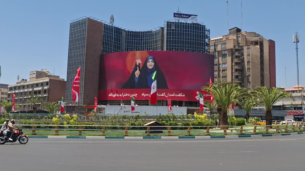 Canlı yayında maksat alınan spiker İran’a kahraman ilan edildi: Posteri meydana asıldı