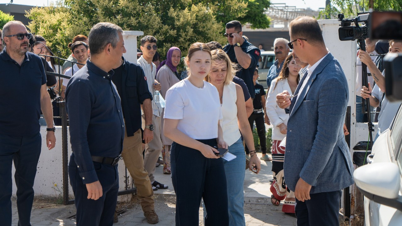 CHP Lideri Özel, YKS’nin ikinci oturumunda da Irmak Zeyrek’in yanındaydı