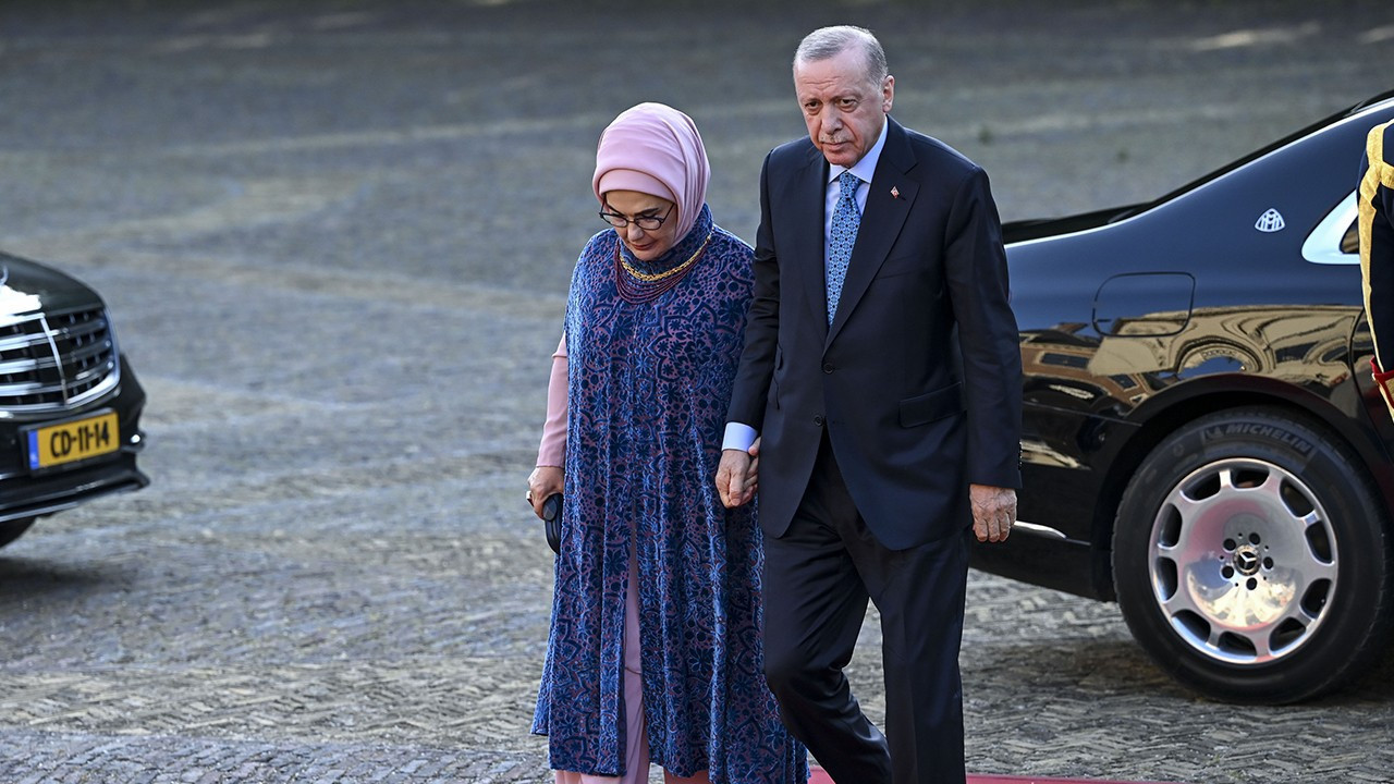 Cumhurbaşkanı Erdoğan, Hollanda Hükümdarı Alexander’ın NATO başkanları onuruna verdiği yemeğe katıldı