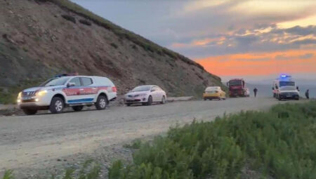 Denetimden çıkan araba uçuruma yuvarlandı: 2 yaralı