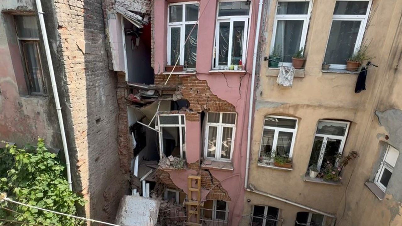 Fatih’te 5 katlı binada kısmi çökme meydana geldi