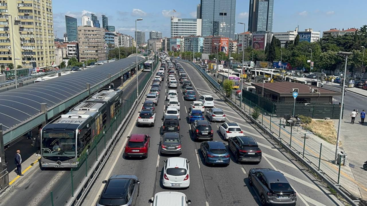 Haftanın birinci iş gününde İstanbul’da trafik yoğunluğu yüzde 63’e ulaştı