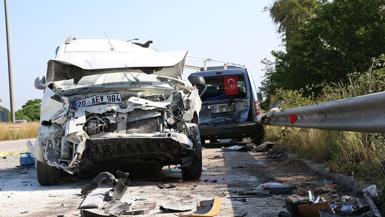 Hatay’da 4 aracın karıştığı zincirleme trafik kazası: 1 meyyit, 10 yaralı