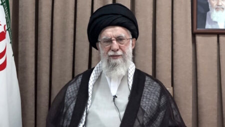 İran lideri Hamaney: Bize yönelik hücumlara ABD üslerini gaye alarak cevap vereğiz