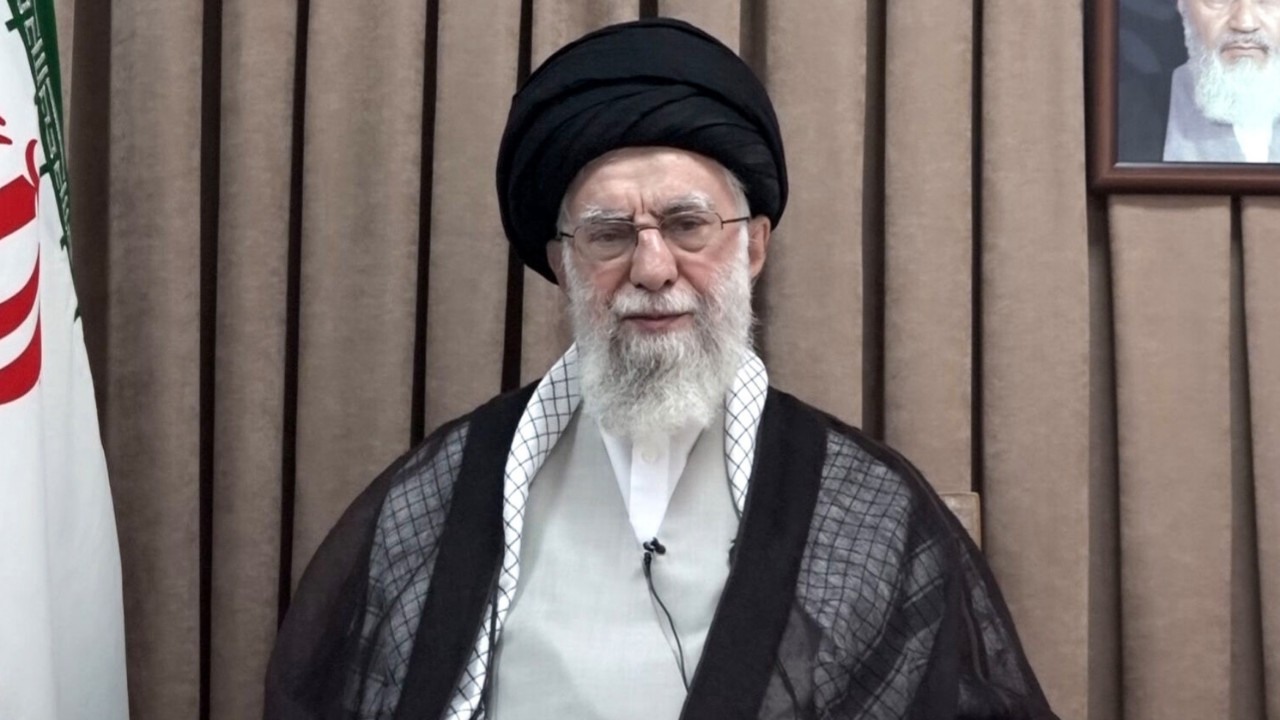 İran lideri Hamaney: Bize yönelik hücumlara ABD üslerini gaye alarak cevap vereğiz