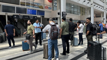 İsrail’in İran saldırısı sonrası Beyrut Havalimanı’nda yoğunluk oluştu