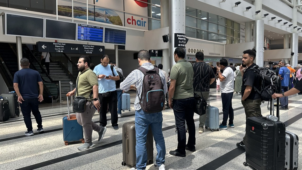 İsrail’in İran saldırısı sonrası Beyrut Havalimanı’nda yoğunluk oluştu