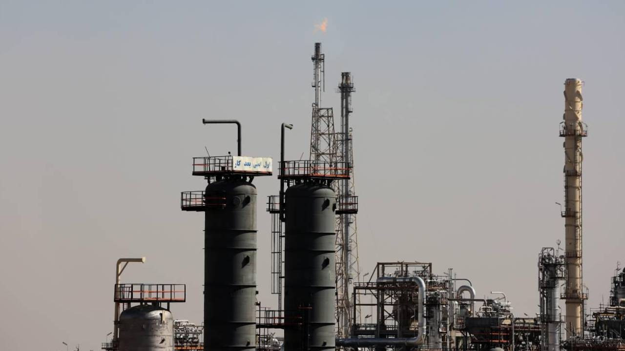 İsrail’in İran’a hücumlarında petrol tesisleri ziyan görmedi