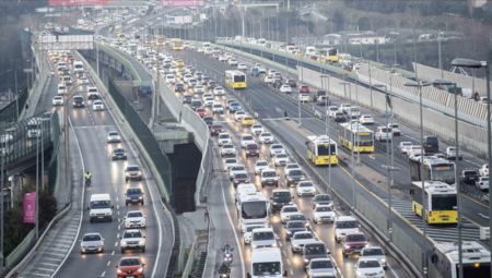 Karayolları uyardı: Bu güzergâhlarda trafik denetimli ilerliyor